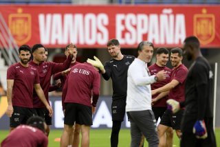 Murat Yakin et les joueurs de l'équipe de Suisse préparent le match contre l'Espagne à Tenerife